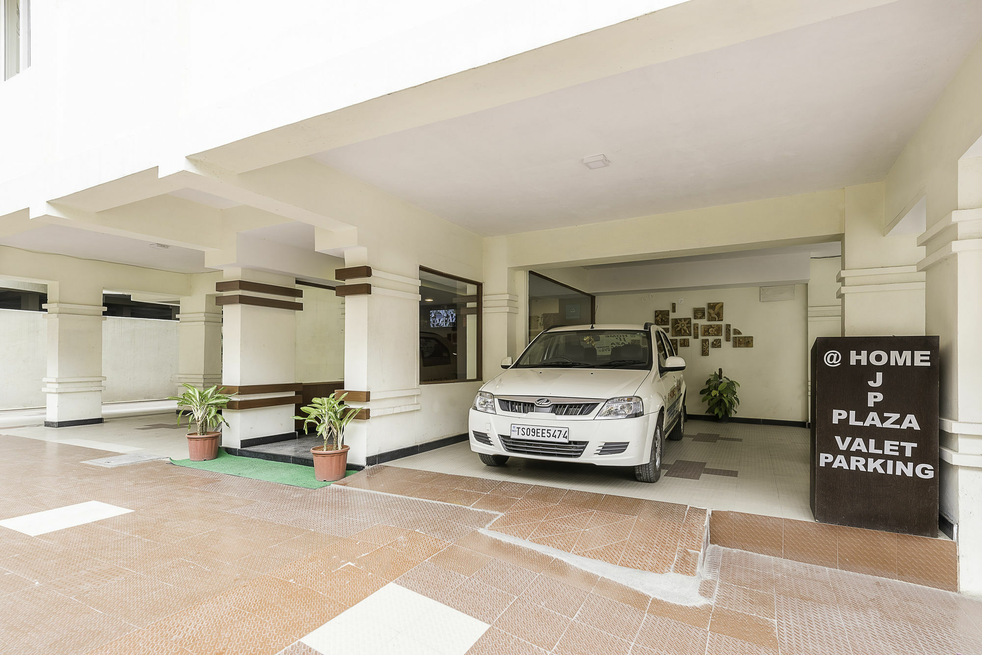 Treebo Trend Hotel Jp Plaza Nampally Haidarábád Kültér fotó